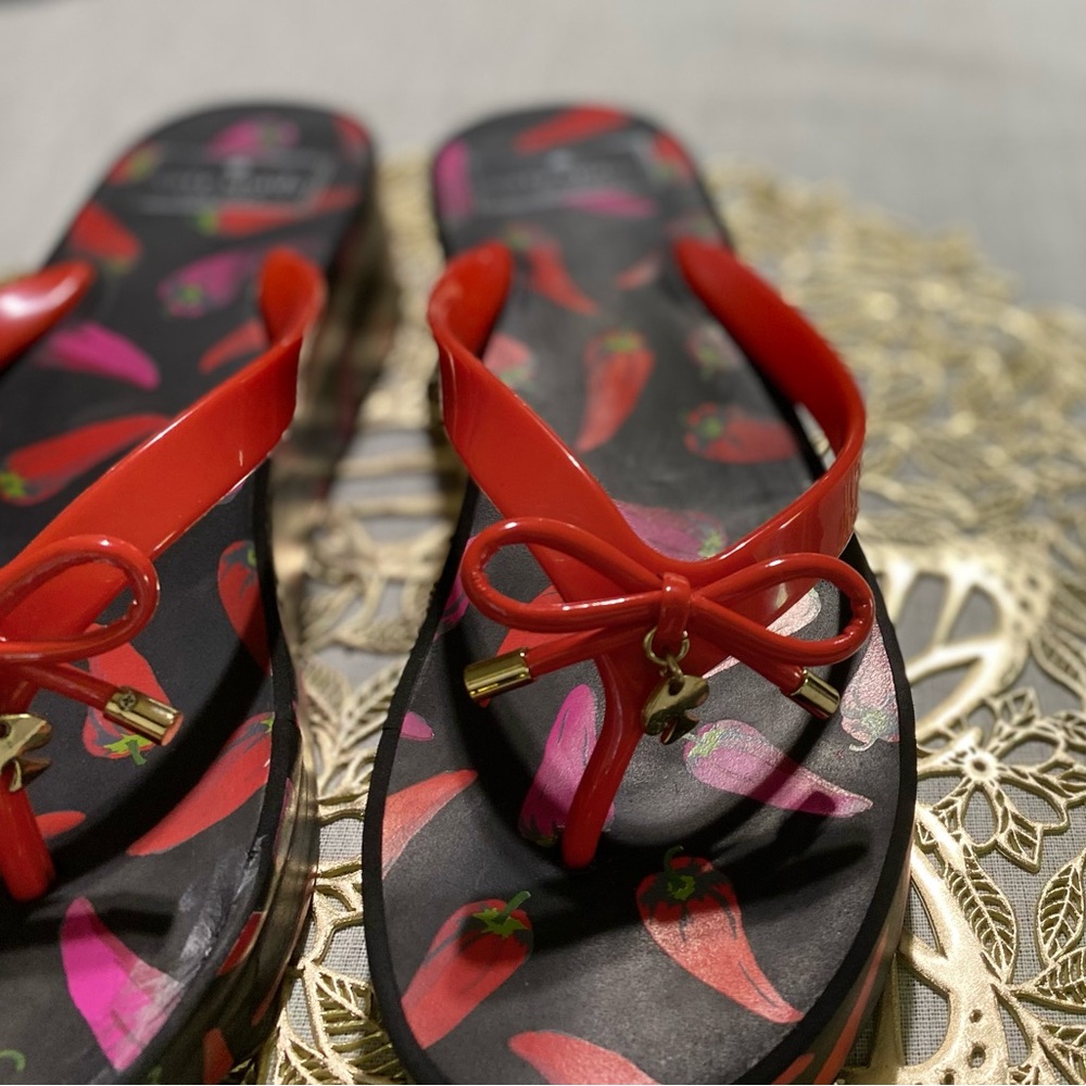 ❤️‍🔥❤️‍🔥❤️‍🔥Kate Spade Caynnne Pepper Red & Black Wedged Bowed 🎀Thong Sandals - Picture 3 of 9
